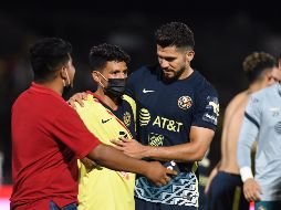 CAOS. Al finalizar el encuentro, aficionados invadieron la cancha y Henry le dio su playera a uno de los tantos que se brincaron. IMAGO7