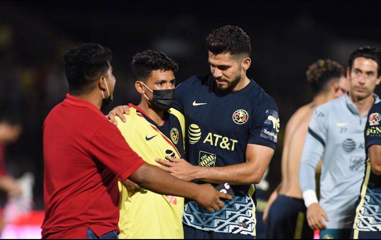 CAOS. Al finalizar el encuentro, aficionados invadieron la cancha y Henry le dio su playera a uno de los tantos que se brincaron. IMAGO7