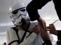 Una mujer disfrazada recibe hoy una vacuna contra el COVID-19, en la Ciudad de México. En el país se ha administradon 79.39 millones de dosis de la vacuna. Xinhua/F. Cañedo