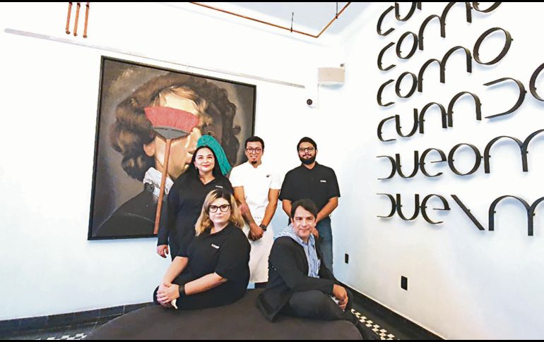 Patricia Montelongo, directora de Galería Bruna; Óscar Garza, chef ejecutivo de Bruna; Alberto Ramos, encargado de las exposiciones; Maythé Loza, responsable de la coordinación y Luis Hernández, director general de Bruna. EL INFORMADOR/N. Gutiérrez