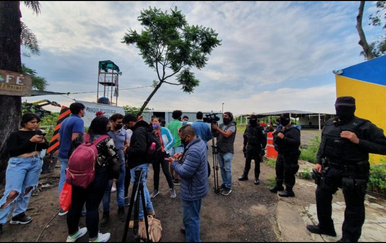 El presidente de la FEU, Javier Armenta, señaló que policías entraron al parque y, sin mostrar una orden judicial, los amedrentaron, encañonaron, rompieron sus casas de campaña y los sacaron violentamente del predio. EL INFORMADOR/R. Bobadilla