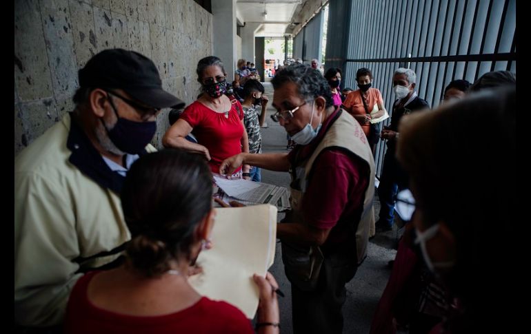 Al menos 15 adultos mayores tuvieron que dar dos vueltas: un día por su cita y otro para entregar papeles. EL INFORMADOR/G. Gallo