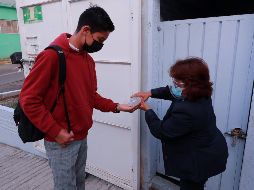 Entre las acciones a implementar están los filtros de salud en la entrada de la escuela y en el salón de clases. EFE/ARCHIVO