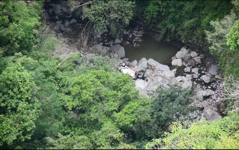 El auto quedó a más de 120 metros de profundidad. ESPECIAL/Protección Civil Jalisco