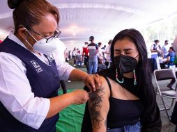 Personal de salud aplica la primera dosis de la vacuna anticovid a jóvenes de 18 a 29 años en Ciudad de México. EFE/C. Ramírez