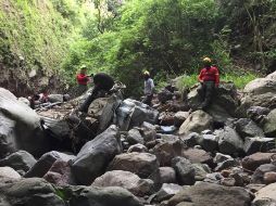 El rescate de los restos se complicó debido a que el terreno era de difícil acceso. ESPECIAL