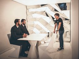 Roger González. El productor (de pie) se metió a fondo en el proyecto de Génesis, donde busca imprimir una atmósfera dramática y apocalíptica. ESPECIAL