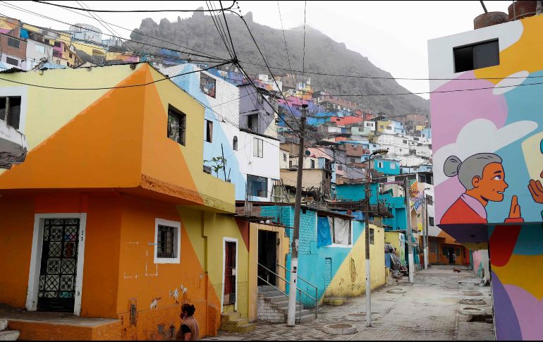 El subsidio monetario responde a la necesidad de muchas familias azotadas por el desempleo y la inflación en productos básicos. EFE/P. Aguilar