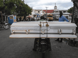 VÍCTIMAS MORTALES. Algunos familiares deciden enterrar a sus muertos en los jardines de sus casas. Xinhua