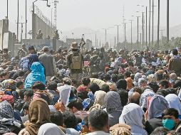 La presencia de soldados estadounidenses no garantiza la seguridad de quienes intentan llegar a la terminal aérea. AFP/W. Kohsar