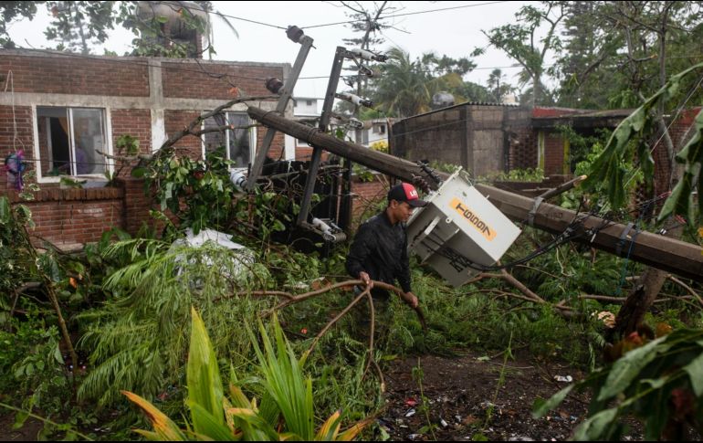 Un poste de luz caído tras el paso de 