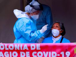 Una mujer acude a realizarse una prueba de COVID-19 en Ciudad de México. Se reportan 7 mil 658 nuevos casos en un día. EFE/C. Ramírez