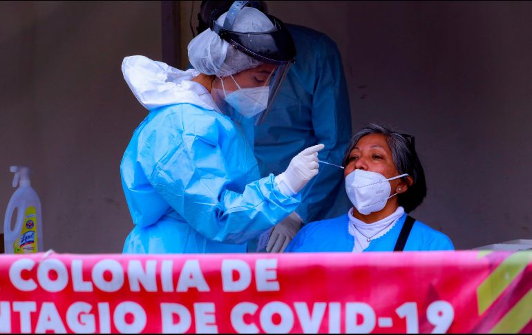 Una mujer acude a realizarse una prueba de COVID-19 en Ciudad de México. Se reportan 7 mil 658 nuevos casos en un día. EFE/C. Ramírez