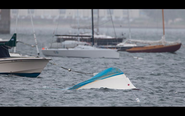Un bote volteado por efecto de 
