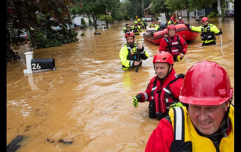 Bomberos voluntarios durante labores de evacuación en Helmetta, New Jersey. AFP/T. Brenner
