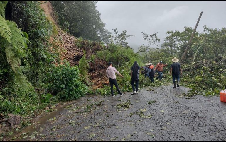 Se realizan labores en vías afectadas por derrumbes en el estado de Puebla. ESPECIAL/Gobierno de Puebla