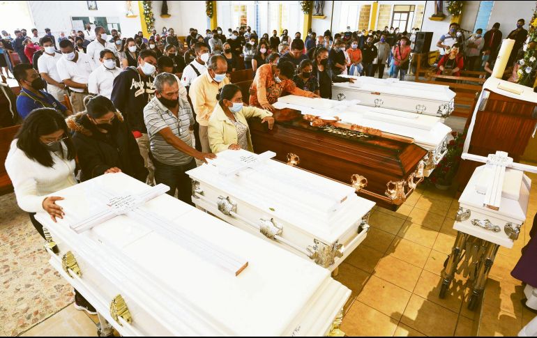 XALAPA. Adán Moreno (naranja) perdió a su esposa y a sus cinco hijos porque su casa quedó aplastada tras el deslave de un cerro por el paso del huracán. SUN