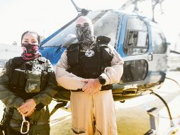 RESULTADOS. Desde 2020, los miembros del equipo aerotáctico que opera el helicóptero “Zeus” de la Policía tapatía han realizado 20 rescates. Han ayudado a personas que no pueden salir por su propio pie de la Barranca de Huentitán debido a que se lesionaron o se extraviaron. También han llevado a cabo labores de ambulancia aérea y han apoyado en el combate y vigilancia de 38 incendios forestales de la ciudad. En la imagen aparecen Rocío, quien colabora con cuestiones médicas, y un piloto con 25 años de experiencia que por petición de la Comisaría de Guadalajara no puede ser identificado. El Informador/ G. Gallo