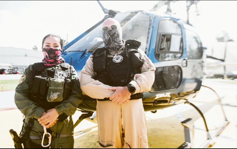 RESULTADOS. Desde 2020, los miembros del equipo aerotáctico que opera el helicóptero “Zeus” de la Policía tapatía han realizado 20 rescates. Han ayudado a personas que no pueden salir por su propio pie de la Barranca de Huentitán debido a que se lesionaron o se extraviaron. También han llevado a cabo labores de ambulancia aérea y han apoyado en el combate y vigilancia de 38 incendios forestales de la ciudad. En la imagen aparecen Rocío, quien colabora con cuestiones médicas, y un piloto con 25 años de experiencia que por petición de la Comisaría de Guadalajara no puede ser identificado. El Informador/ G. Gallo