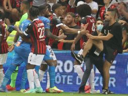 Varios seguidores lanzaron botellas de plástico a los jugadores del Marsella, hasta que una de ellas impactó en el jugador Dimitri Payet, quien la envió de vuelta a la tribuna. AFP / V. Hache