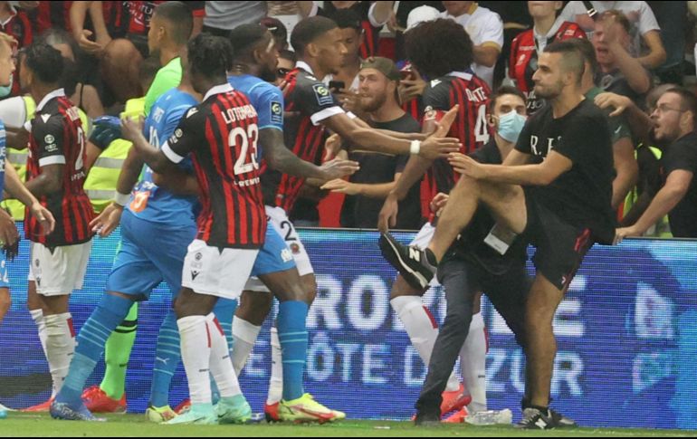 Varios seguidores lanzaron botellas de plástico a los jugadores del Marsella, hasta que una de ellas impactó en el jugador Dimitri Payet, quien la envió de vuelta a la tribuna. AFP / V. Hache