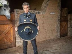 Alejandro Fernández ha estado al tanto de la salud de su padre Vicente Fernández. EFE / ARCHIVO