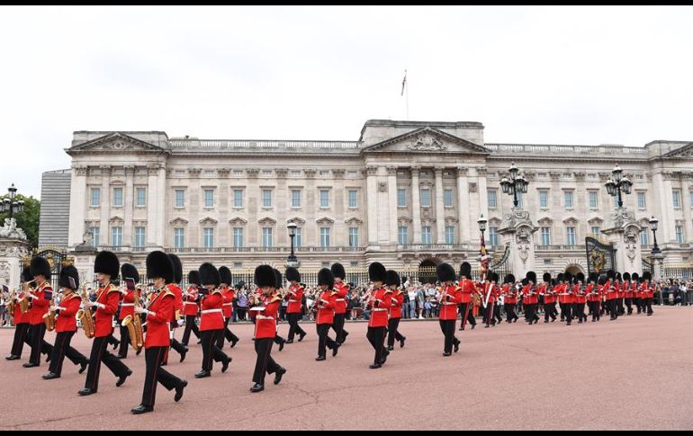 Este lunes, los soldados de las Guardias de Coldstream marcharon desde sus cuarteles en Londres hasta el hogar de la reina Isabel II para montar la guardia. EFE/F. Arrizabalaga