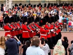 Este lunes, los soldados de las Guardias de Coldstream marcharon desde sus cuarteles en Londres hasta el hogar de la reina Isabel II para montar la guardia. AP/A. Pezzali