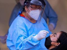 Personal de Salud realiza pruebas para detectar el coronavirus, en un modulo instalado en la Ciudad de México. EFE/C. Ramírez