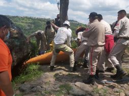 Para sacar a la joven del agujero, fue necesario implementar un sistema de poleas. ESPECIAL/Protección Civil Guadalajara