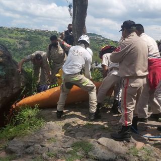 Rescatan a una mujer que cayó en un pozo al interior de la Barranca de Huentitán