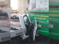 El accidente ocurrió la mañana de este martes en el cruce de avenida Juan Gil Preciado y Arco del Triunfo. ESPECIAL / Bomberos de Zapopan