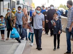 Familias evacuadas de Kabul, asistidas por un voluntario, suben a un autobús tras su llegada al Aeropuerto Internacional Washington Dulles en Chantilly, Virginia. EFE/S. Thew