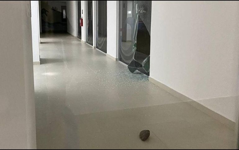 El sujeto aventó piedras, lo que ocasionó la rotura de algunos vidrios. ESPECIAL