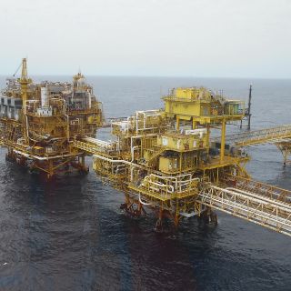 Precios del petróleo suben, impulsados por incendio en plataforma de Pemex