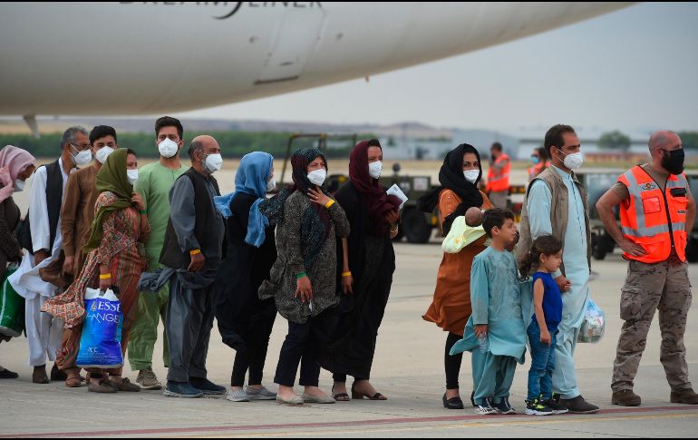 Gran parte de la multitud que rodeó las entradas de la base aérea durante las evacuaciones eran personas que intentaban escapar de país incluso sin documentos o permisos de viaje. EFE / ARCHIVO
