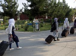 Miles de afganos continúan solicitando la evacuación del país. AP/ARCHIVO