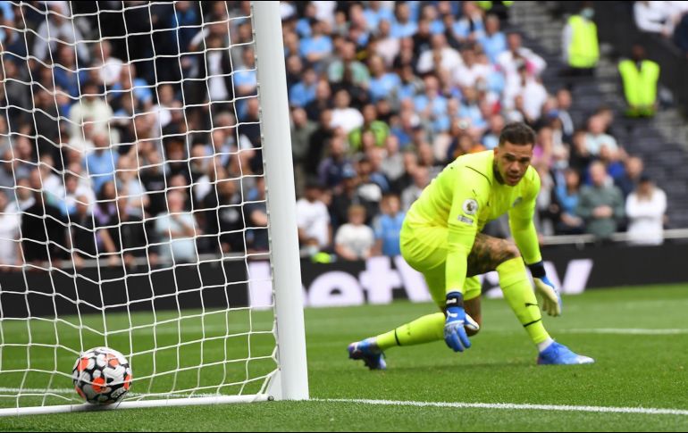 Ederson sería uno de los futbolistas que se verían afectados por la decisión de la Premier y LaLiga. EFE/ANDY RAIN