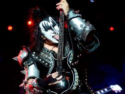 Gene Simmons. El miembro del grupo de hard rock, Kiss, toca durante el festival de música “Resurrection Fest”, al Norte de España, en julio de 2018. AFP