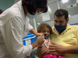 La Confederación Europea de Pediatras ha recomendado la vacunación de los menores, y Canadá ya la autorizó. En la imagen, una niña siendo vacunada en Cuba. AFP/A. Roque