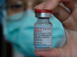 El director ejecutivo de Moderna, Stéphane Bancel subrayó que su vacuna logra tras la inoculación de la segunda dosis una eficacia del 93 % que se prolonga durante seis meses. AFP / ARCHIVO