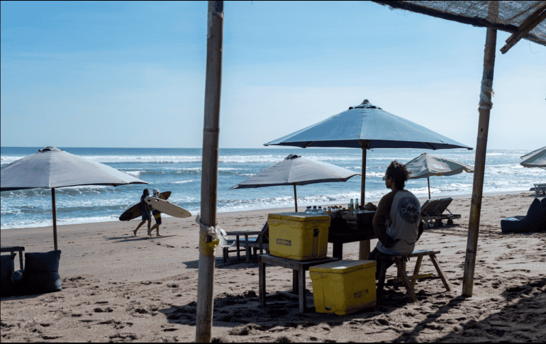 Indonesia, que cuya población es de 270 millones de habitantes, se ha visto muy afectado por la pandemia de COVID-19. Algunos pescadores del país pasan semanas, incluso meses en el mar. EFE / M. Nagi