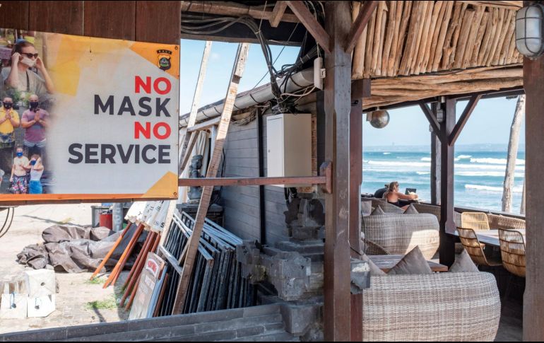 Algunas personas pescan más cerca de la costa, salen muy temprano de mañana, antes de que se habiliten los centros de vacunación, y regresan cuando ya están cerrados. EFE / M. Nagi