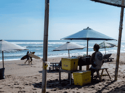 Indonesia, cuya población es de 270 millones de habitantes, se ha visto muy afectado por la pandemia de COVID-19. Algunos pescadores del país pasan semanas, incluso meses en el mar. EFE / M. Nagi