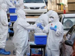 El máximo de operadores que ha tenido la línea ha sido de 45 médicos, paramédicos, y personal de enfermería. EFE/ARCHIVO