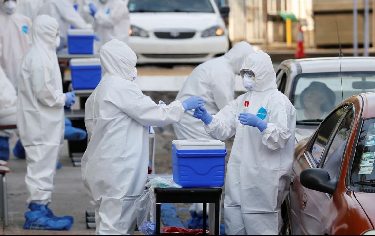 El máximo de operadores que ha tenido la línea ha sido de 45 médicos, paramédicos, y personal de enfermería. EFE/ARCHIVO