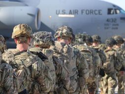 Elementos del ejército estadounidense ayudaron a la madre a transportarla a la bodega de carga del avión. AFP/ARCHIVO
