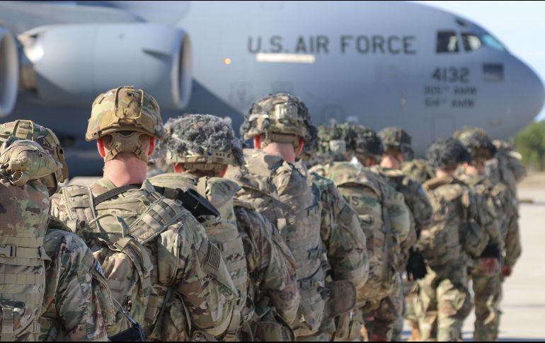 Elementos del ejército estadounidense ayudaron a la madre a transportarla a la bodega de carga del avión. AFP/ARCHIVO