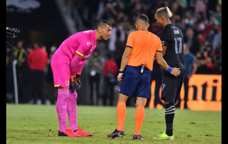 NERVIOSO. Nahuel Guzmán jugó su papel en la tanda de penales y le alcanzó para tapar un penal y poner nervioso a Nani quien mandó su penal a las nubes. Al final no le alcanzó.  IMAGO7