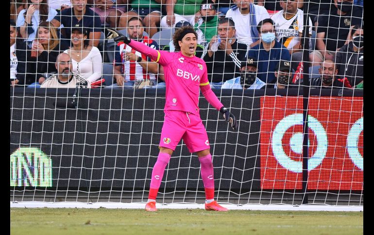 OVACIONADO. La afición mostró el favoritismo que tiene por Guillermo Ochoa y cuando fue sustituido, se hizo más notorio. IMAGO7